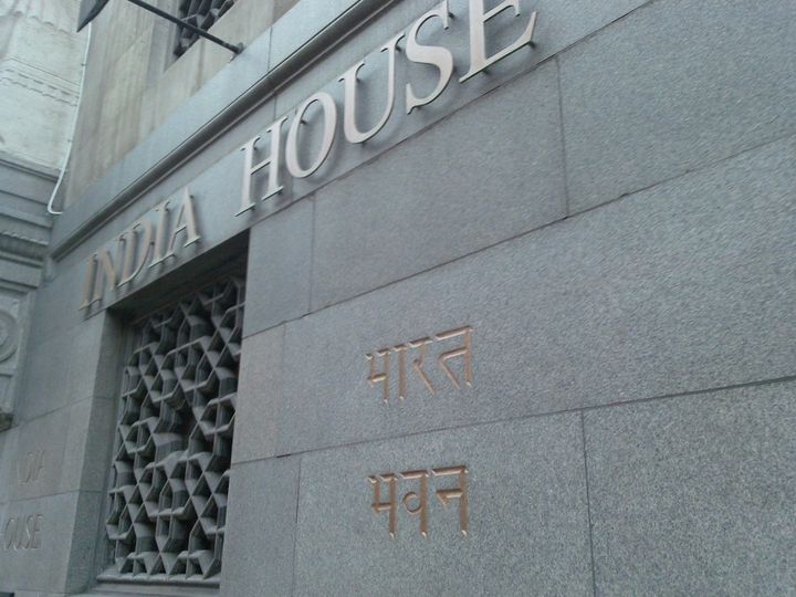 Thousands of Violent and Armed Pakistanis attack Indians and Indian High Commission in London!